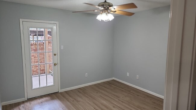 Building Photo - 11201 Lynbrook Dr