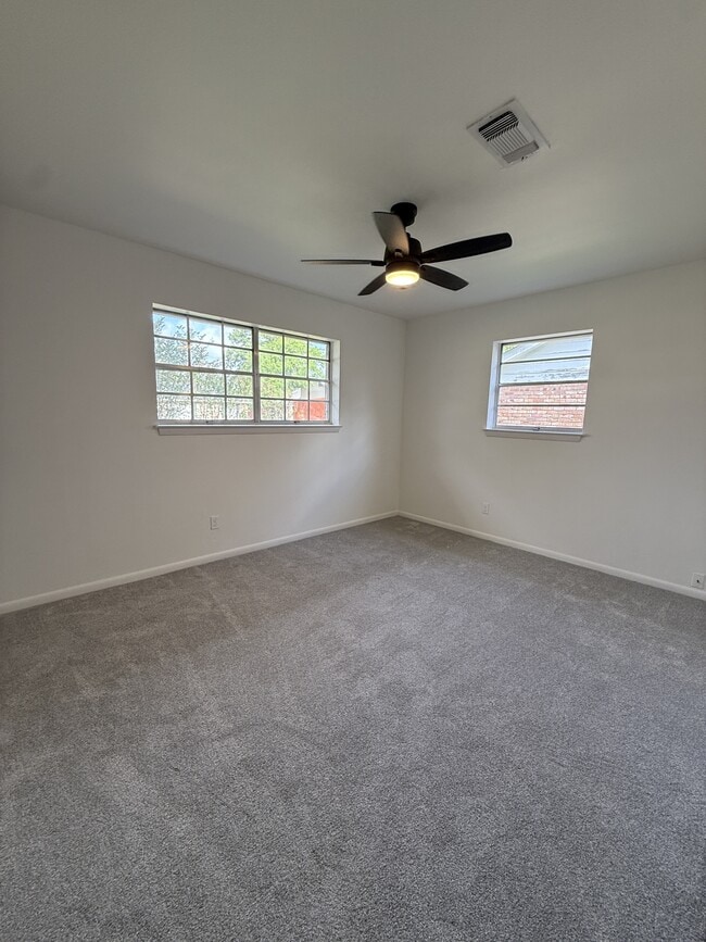 Building Photo - 880 Lockwood Dr