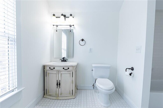 Building Photo - 2288 Oakview Rd NE