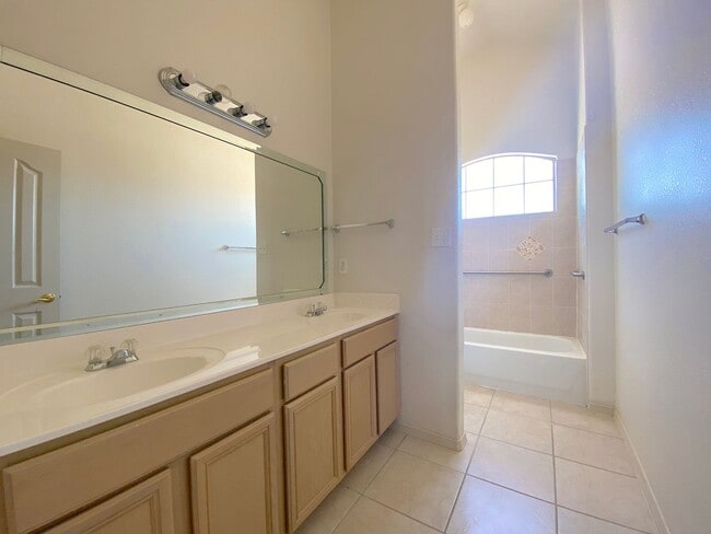 Building Photo - West El Paso LARGE 4bed/3.5bath 3 Car Garage Home-VIEWS!