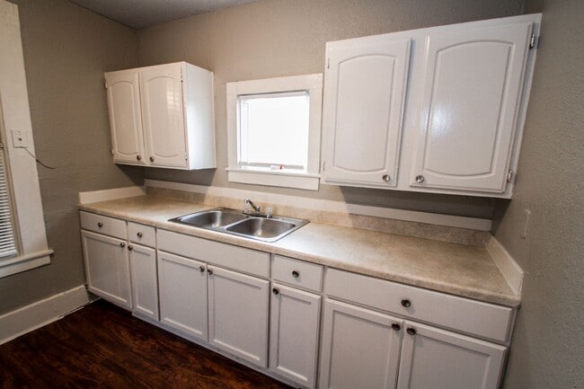 Building Photo - 512 Cooper St