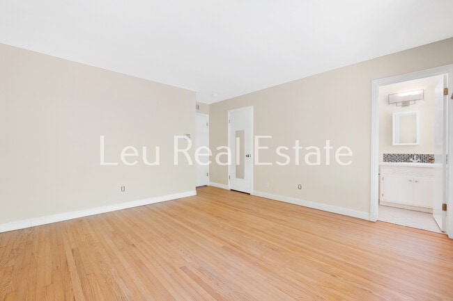 Building Photo - 6640 S Land Park Dr