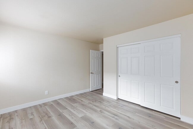 Building Photo - Freshly Renovated 2-Bedroom Las Vegas Condo