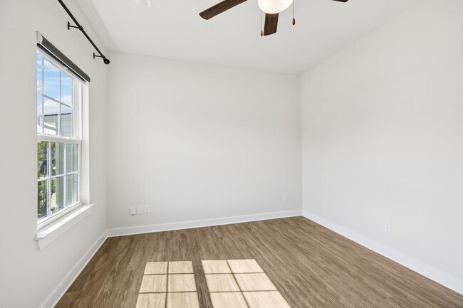 Building Photo - 5BR/3.5BA home offers stylish and function...