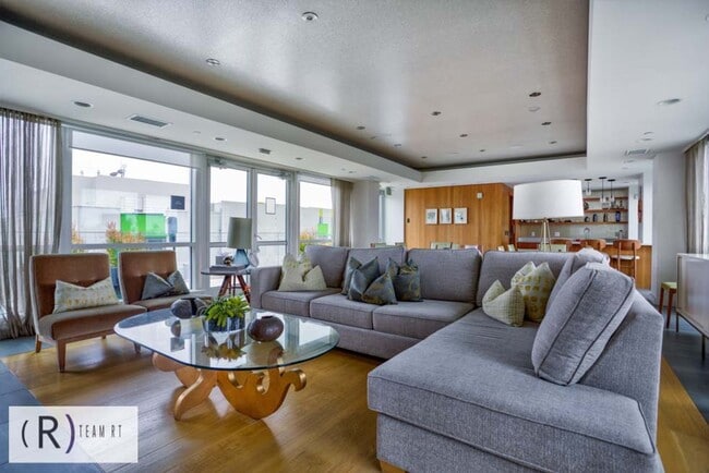 Building Photo - Oceanview Luxurious Chic Condo for High Quality Lifestyle