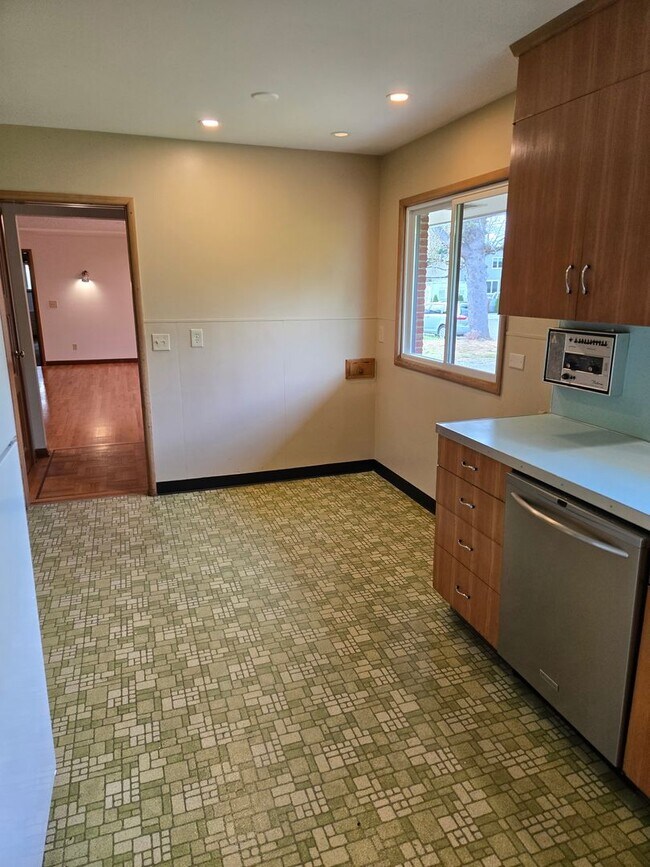 Building Photo - 1 level Mid Century Beauty! 3 Bd/ 3 ba
