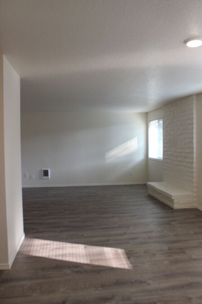 Building Photo - 3 Bed 2 Bath Hillsboro Ranch