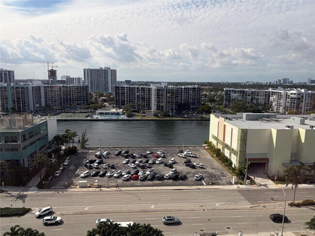 Building Photo - 3505 S Ocean Dr