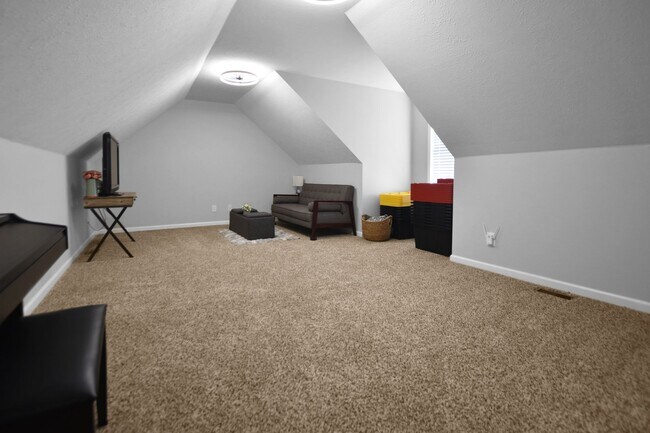 Building Photo - Three Bedroom with Bonus!