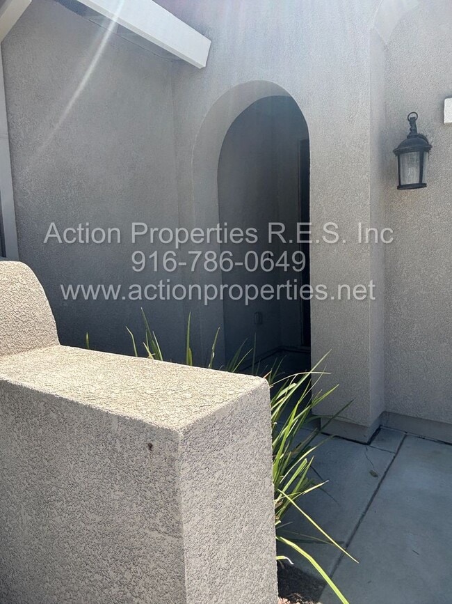 Building Photo - Solar - Whitney Ranch Newer Single Story, ...