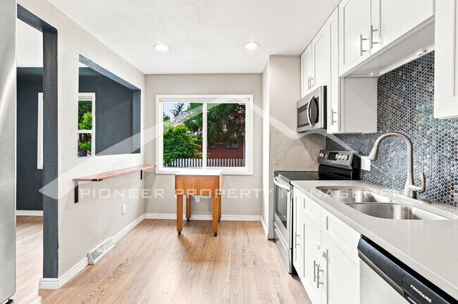 Building Photo - Charming Home with Central AC and Fenced Yard