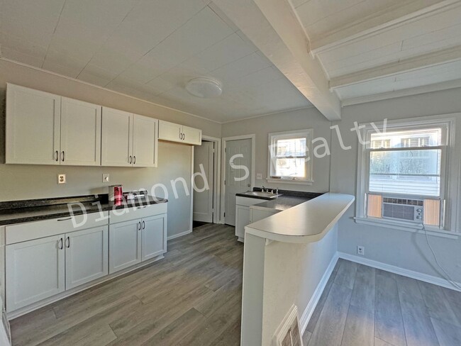 Building Photo - Gorgeous 2 bedroom, 1 bath home in a great...