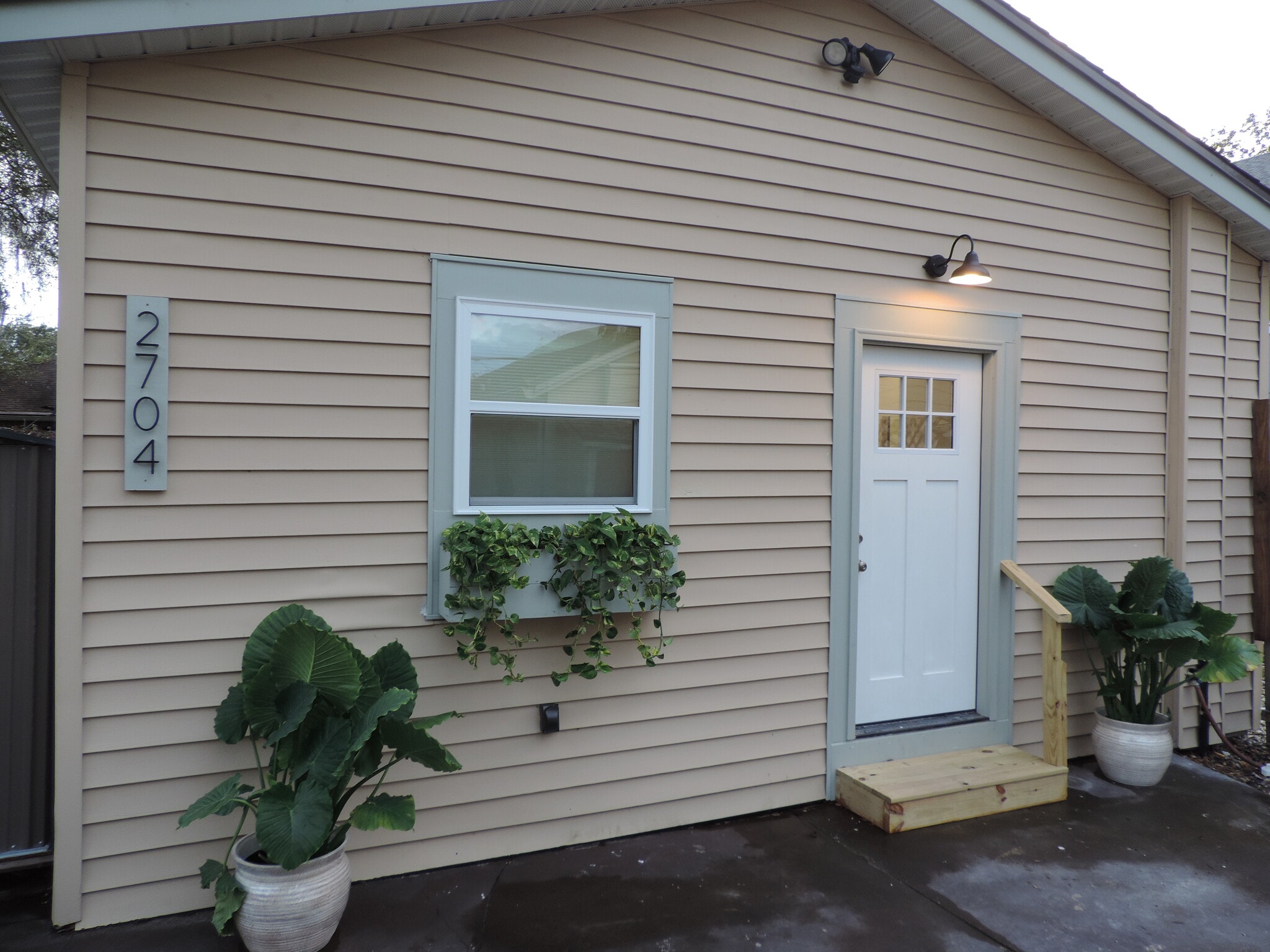 Building Photo - 2704 E Washington St