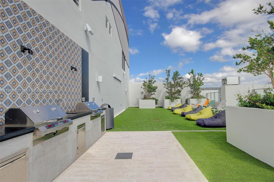 Building Photo - 1010 Brickell Ave