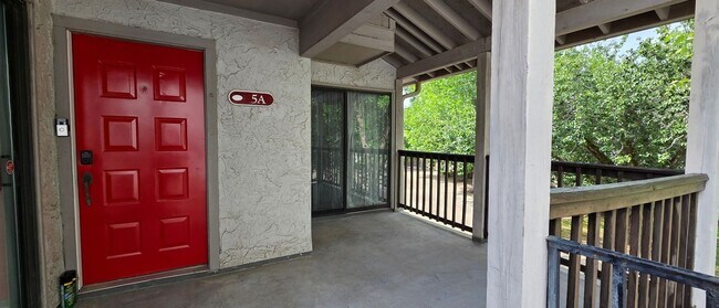 Building Photo - 1304 E Bayou Pkwy