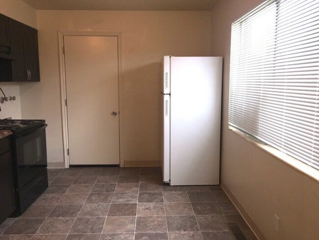 Building Photo - Reno Duplex - 1 Small Pet Friendly, Garage...