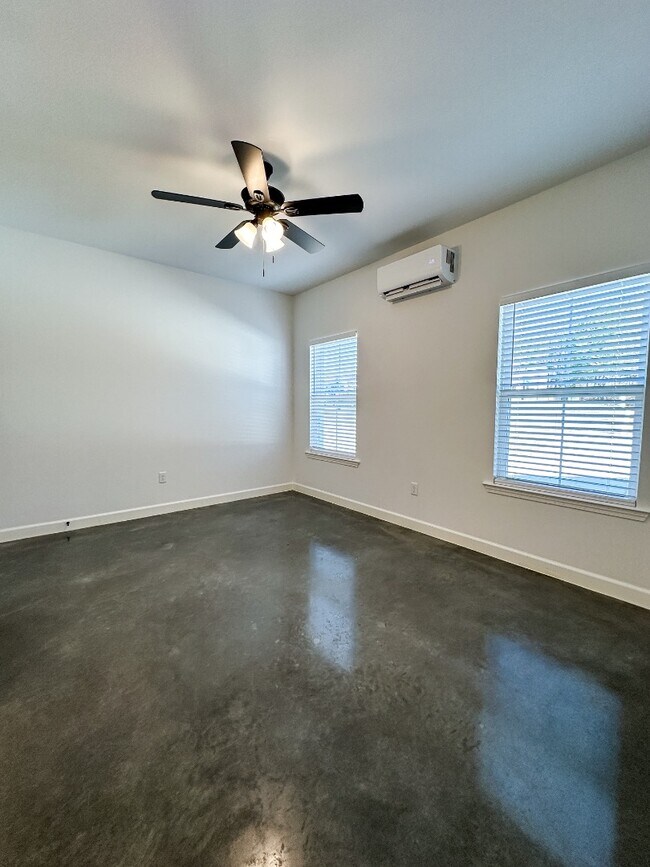 Building Photo - 1732 Rosemary Dr