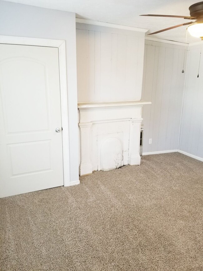 Building Photo - Two Bedroom Two Story Townhome Close to th...