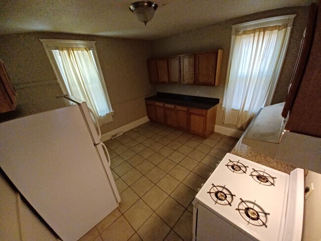 Building Photo - This spacious 3-bedroom lower level duplex...