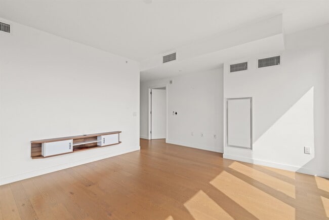 Building Photo - 75 Park Ln S