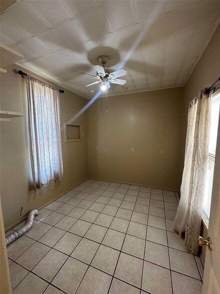 Building Photo - 2022 Wesley Dr