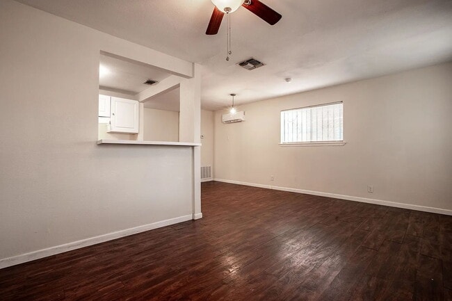 Building Photo - Cozy 1 Bed, 1 Bath Duplex A Block From Woo...