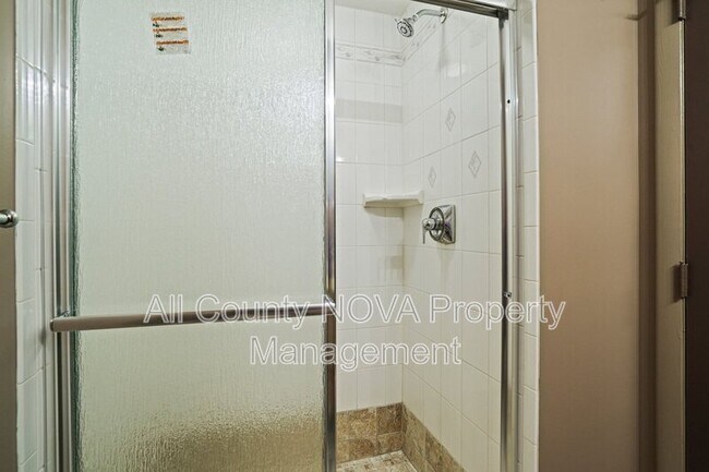 Building Photo - 6428 Earlham Dr