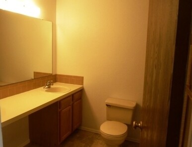 Building Photo - COZY END UNIT TOWN-HOME IN LONGMONT AVAILA...