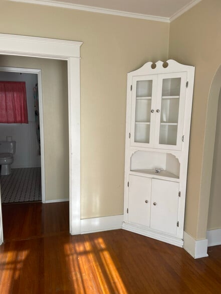 Building Photo - 515 S Indiana St