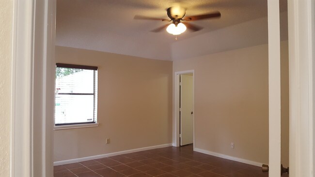 Building Photo - 2102 Rolling Glen Dr