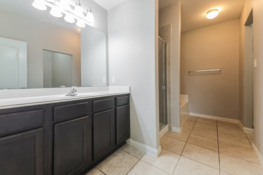 Building Photo - 900 Princewood DR