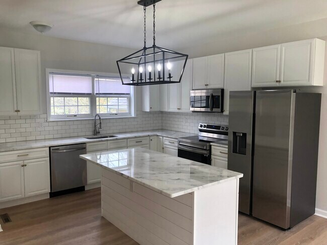 Building Photo - 1745 Maple Ave