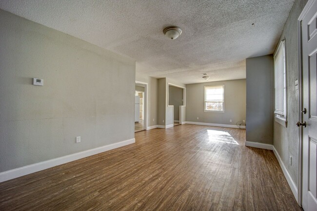 Building Photo - Freshly Updated House