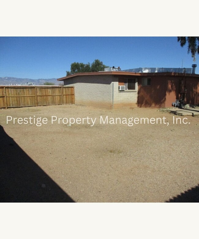 Building Photo - Check Out This 3/2 South-East Side Charmer!