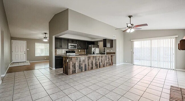 Building Photo - 604 W Kiva Ave