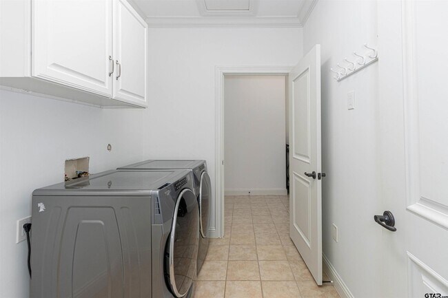 Building Photo - 2801 Wexford Dr