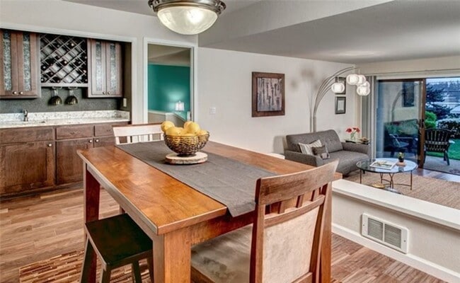 Building Photo - Beautiful Home located near Juanita Bay Water Front with 2 Bed and 2 Bath