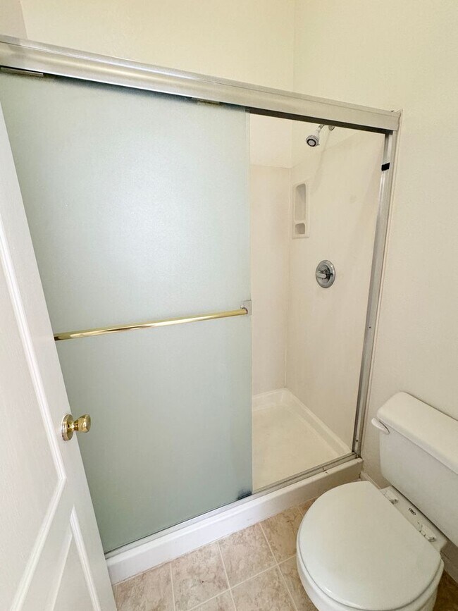 Building Photo - Fantastic 4 Bedroom/2 Bath Single Level Ho...