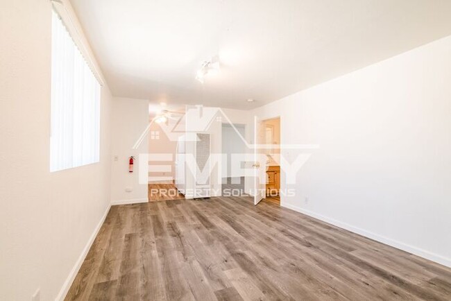 Building Photo - 2 Bed 1 Bath Apartment for Rent on Pickfor...