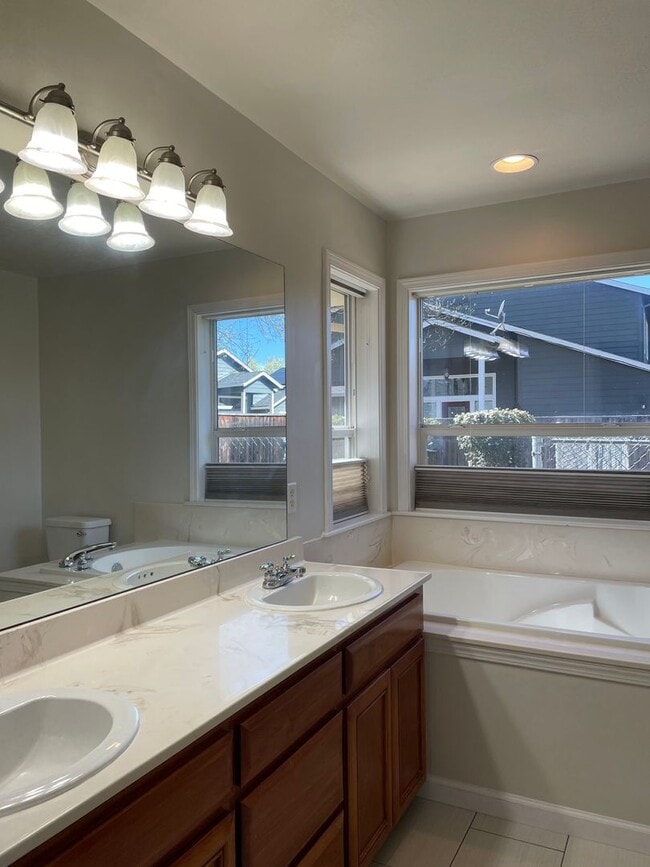 Building Photo - Stunning 3 Bedroom 2 Bath Home- Located in Friendly Central Point-Over 1600 Sq. Ft.