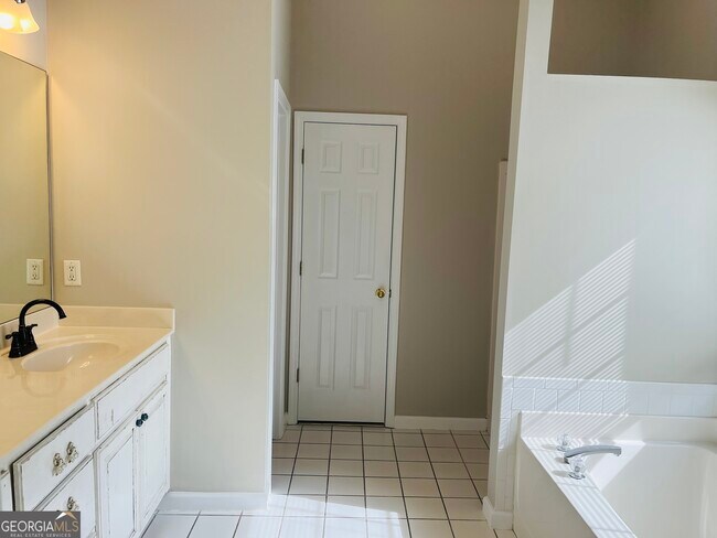 Building Photo - 50 Rock Mill Ct