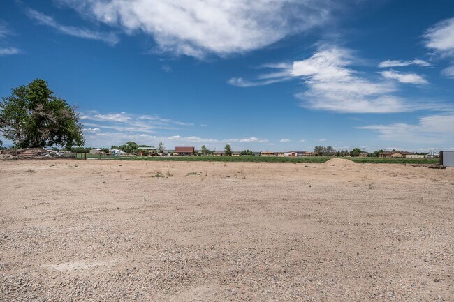 Building Photo - 3 Bedroom 2 Bath Home with Bonus Rooms and Tons of Extra Space