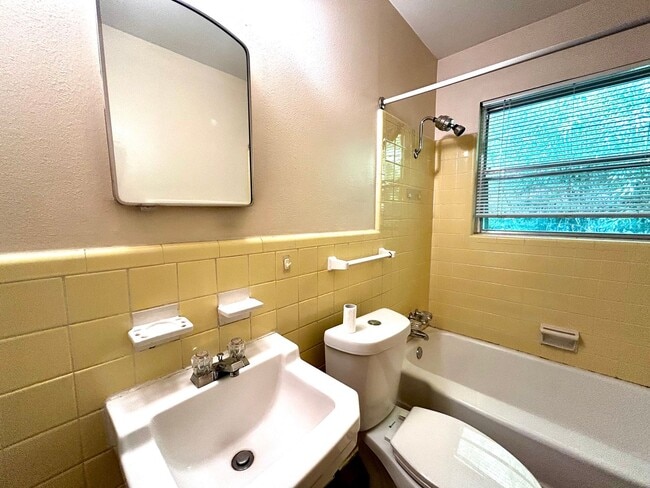 Building Photo - 607 Bellevue Pl