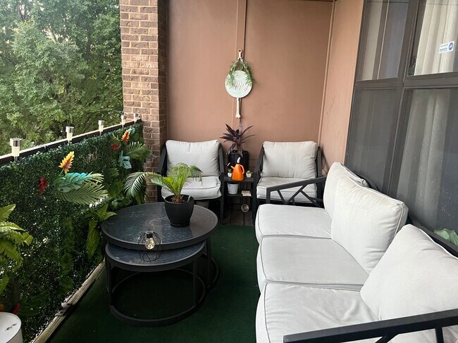 Building Photo - 898 Oak St SW