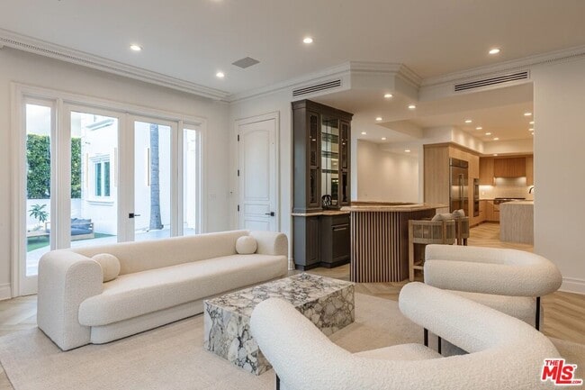 Building Photo - 504 Elm Dr