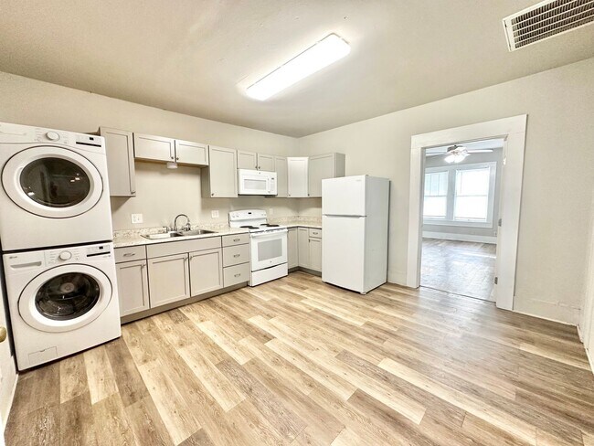 Building Photo - 2613 N Elm St