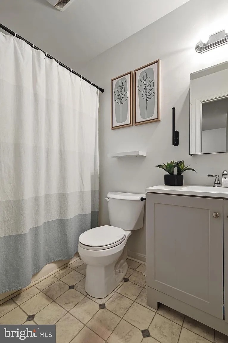 Building Photo - 147 Holmes St