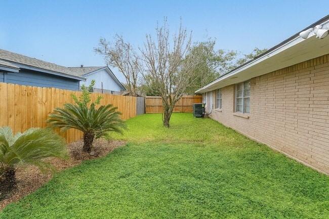 Building Photo - 1424 N Avenue F