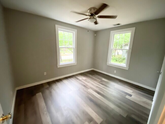 Building Photo - 2310 Aintree Ave