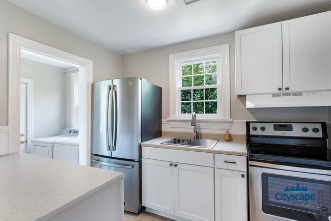 Building Photo - ADORABLE BUNGALOW NEAR MAYMONT AND JAMES R...
